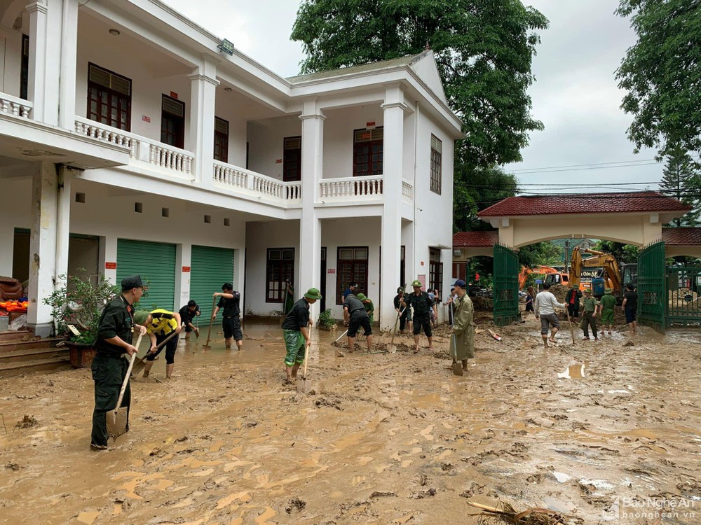 Cùng với việc triển khai đồng bộ các biện pháp đảm bảo an ninh trật tự tại các địa phương, không để xảy ra việc các đối tượng lợi dụng thiên tai để thực hiện hành vi phạm tội và vi phạm pháp luật, cán bộ, chiến sĩ lực lượng Công an Nghệ An cùng Công an huyện Kỳ Sơn khẩn trương giúp Nhân dân khắc phục hậu quả của lũ lụt, sớm ổn định cuộc sống