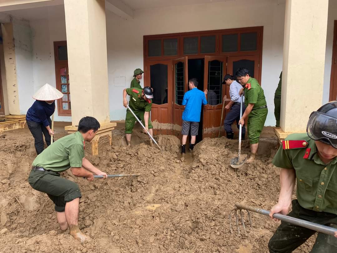 Ngoài ra, lực lượng Công an còn tổ chức khơi thông cống rãnh, nạo vét đất đá, bùn tại các tuyến đường bị ngập; sửa chữa nhà cho người dân