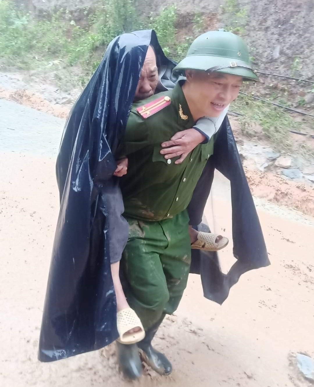 Cơn lũ lịch đi qua, để lại cho người dân cuộc sống khó khăn bộn bề. Song, những tấm lòng, sự hi sinh của cán bộ, chiến sĩ Công an và sự sẻ chia của cộng đồng đã tiếp thêm sức mạnh, niềm tin để người dân huyện Kỳ Sơn nỗ lực vượt qua khó khăn, sớm ổn định cuộc sống
