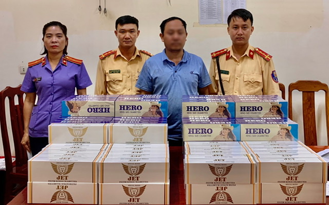 Bắt quả tang đối tượng tàng trữ hàng cấm