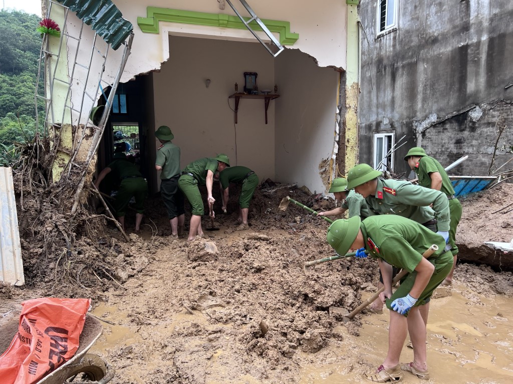 Một hộ dân neo người bị thiệt hại nặng tại khối 1, thị trấn Mường Xén được ưu tiên thu dọn