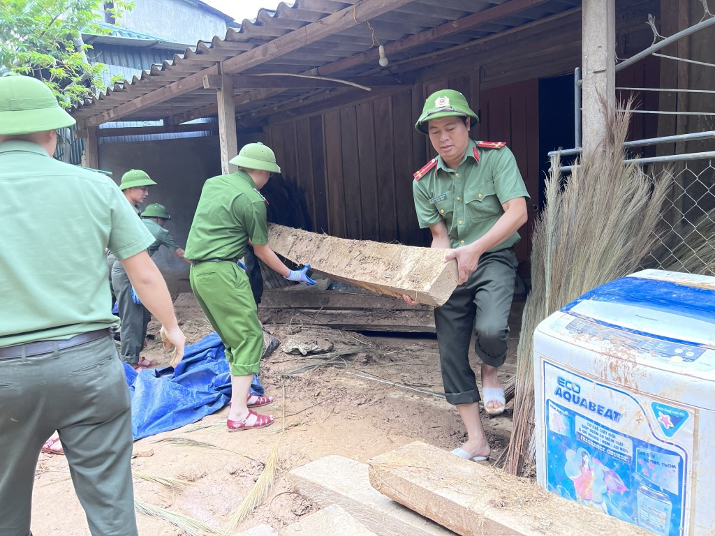 Tích cực thu dọn nhà cửa của người dân sau lũ quét