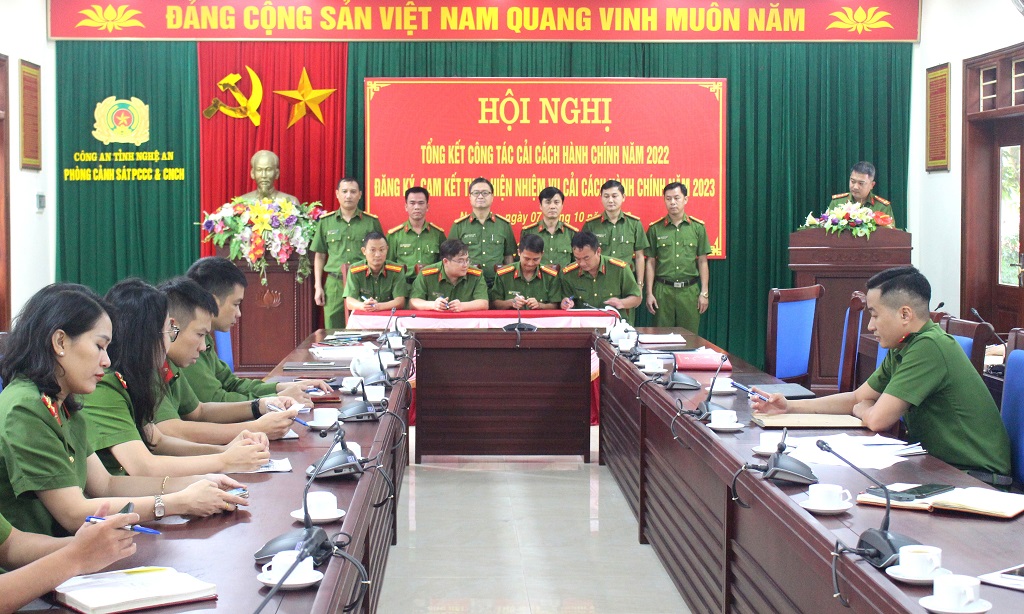 Các đội công tác nghiệp vụ kí cam kết thực hiện nhiệm vụ CCHC năm 2023