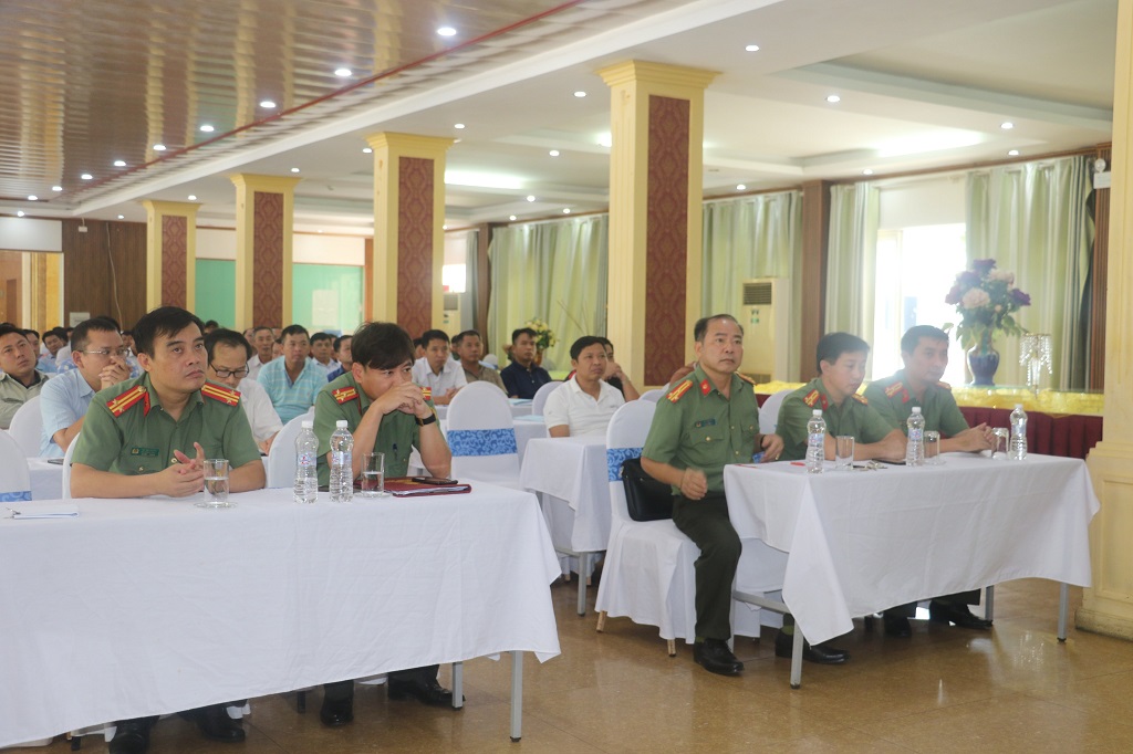 Các đại biểu tới dự