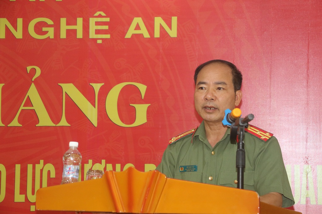 Đại diện lãnh đạo Phòng Xây dựng phong trào bảo vệ an ninh Tổ quốc phát biểu buổi bế giảng