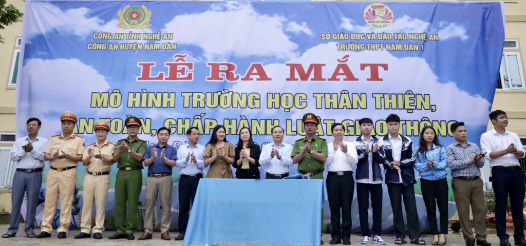 Các đại biểu chúc mừng thành viên các tổ của mô hình