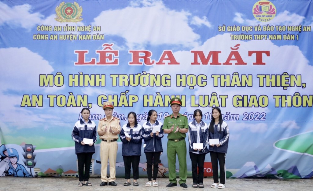 Công an huyện Nam Đàn trao 05 suất học bổng tặng học sinh nghèo học giỏi