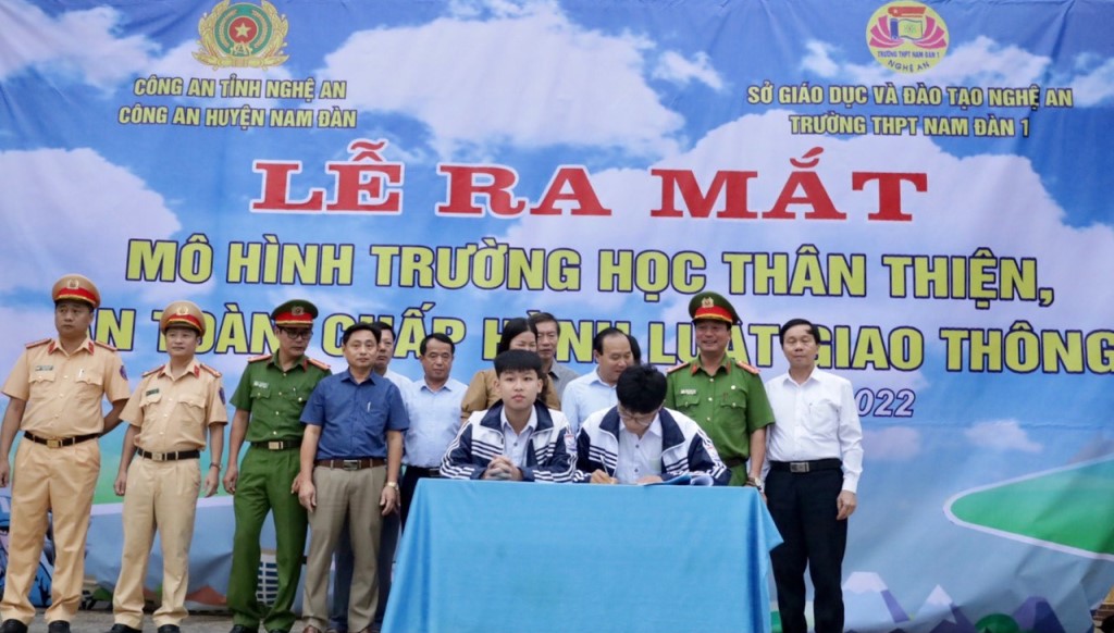 Đại diện các tổ ký cam kết tổ chức thực hiện hiệu quả mô hình