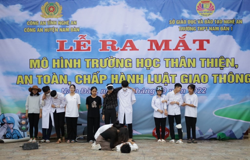 Tiết mục tiểu phẩm tuyên truyền ATGT do học sinh Trường THPT Nam Đàn 1 thể hiện