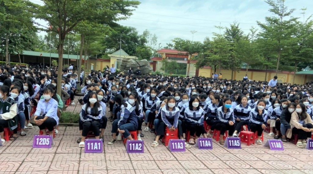 Đông đảo học sinh Trường THPT Nam Đàn 1 tham dự buổi Lễ ra mắt mô hình