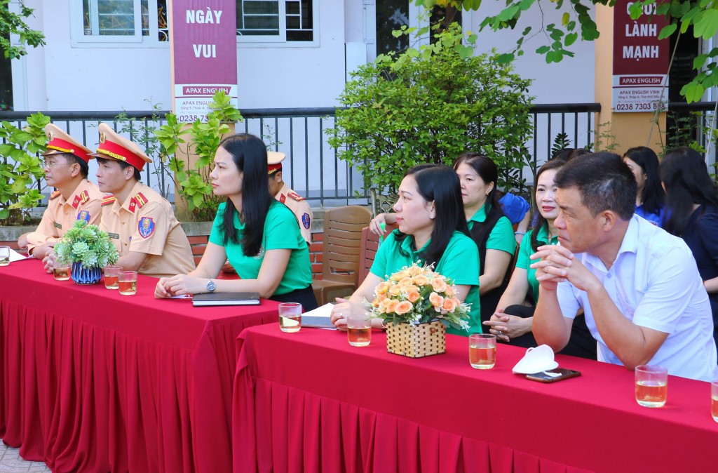 Các đại biểu tham dự buổi lễ