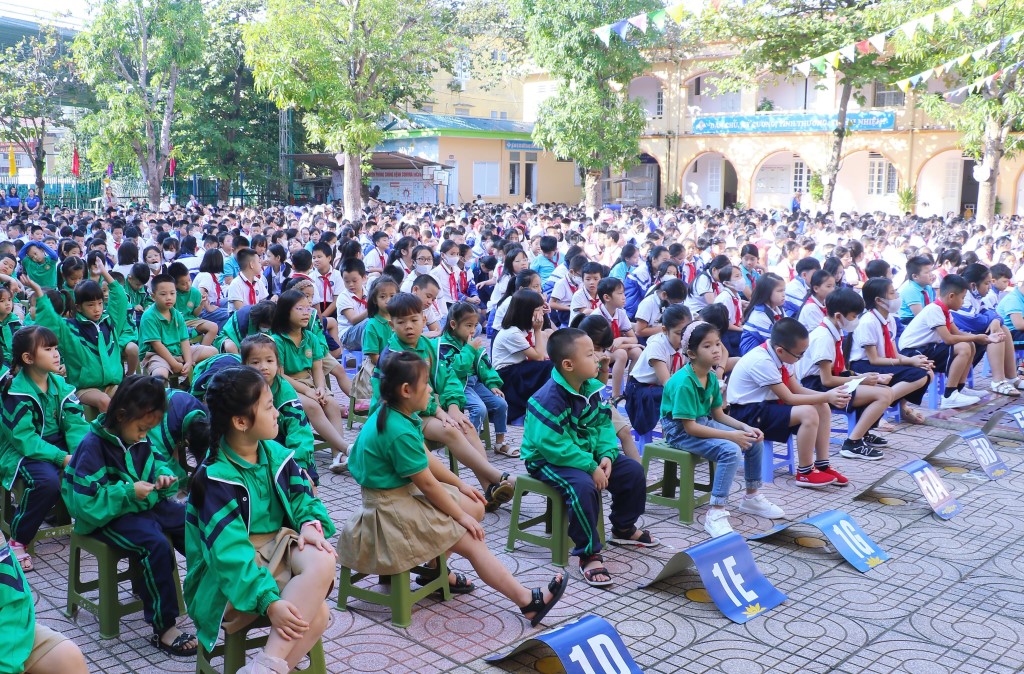  Đông đảo học sinh của nhà trường có mặt tại buổi lễ 
