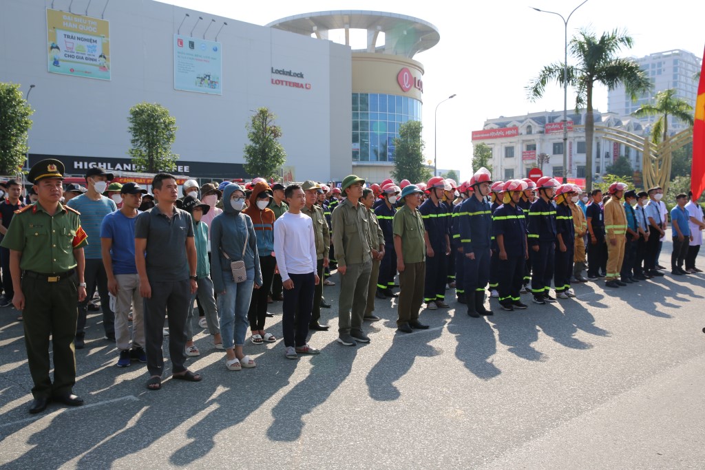 Các lực lượng dân sự bao gồm (đội chữa cháy cơ sở, Bệnh viện Đa khoa thành phố Vinh, cán bộ, công nhân viên Trung tâm Thương mại Lote Việt Nam - Chi nhánh Vinh… tham gia buổi tổng duyệt)