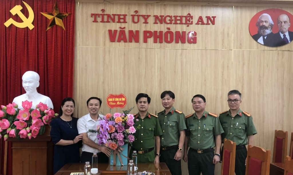 Đảng ủy Công an tỉnh tặng hoa chúc mừng Văn phòng Tỉnh ủy