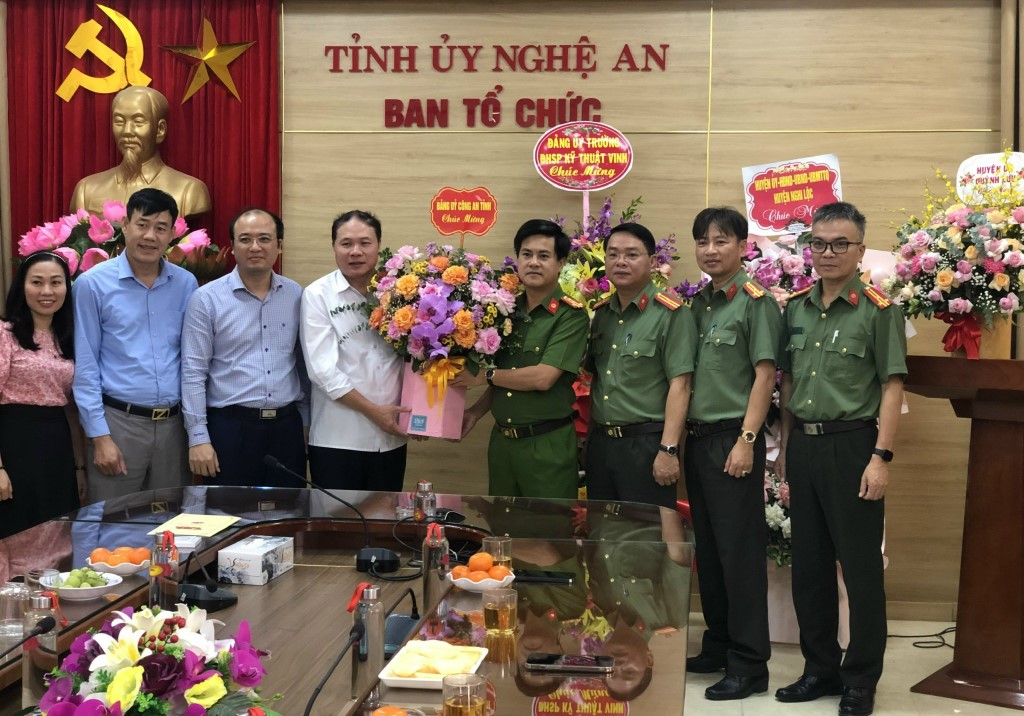 Đảng ủy Công an tỉnh tặng hoa chúc mừng Ban Tổ chức Tinh ủy