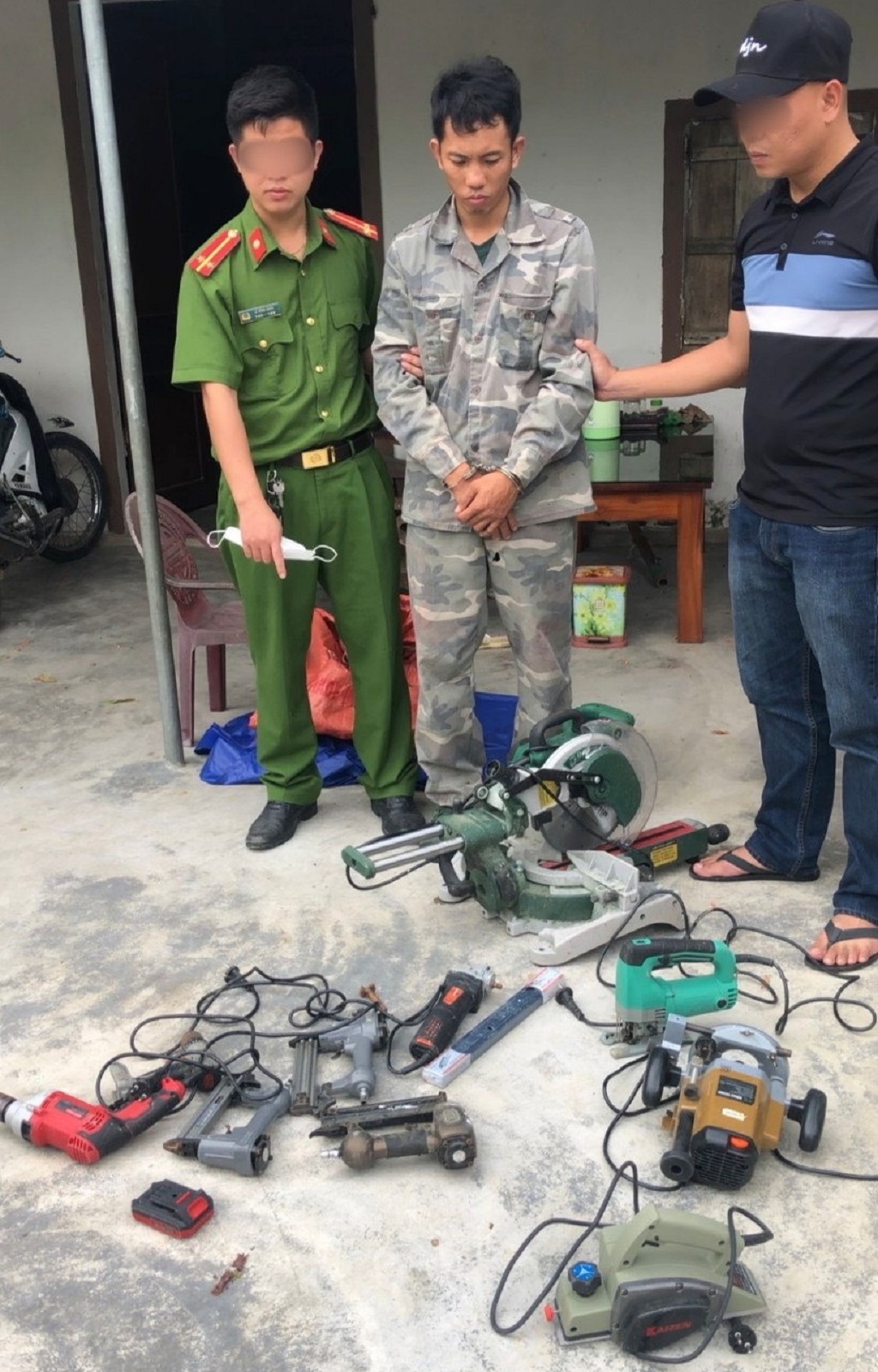 Đối tượng Bùi Văn Phong (giữa) cùng tang vật tại thời điểm bị bắt giữ