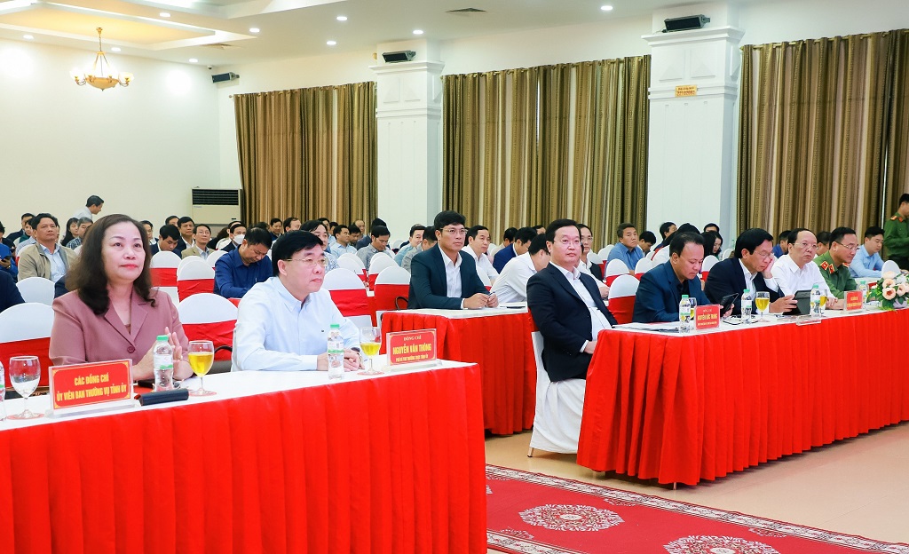Các đồng chí lãnh đạo tỉnh và các đại biểu dự Hội nghị
