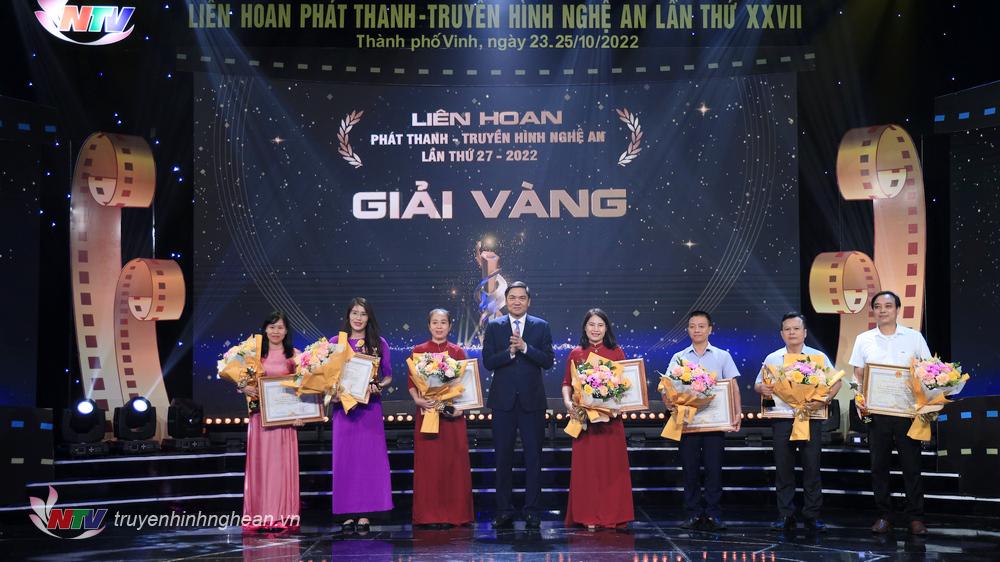 Trao giải Vàng cho các tác giả, nhóm tác giả đạt giải - Ảnh: Truyền hình Nghệ An