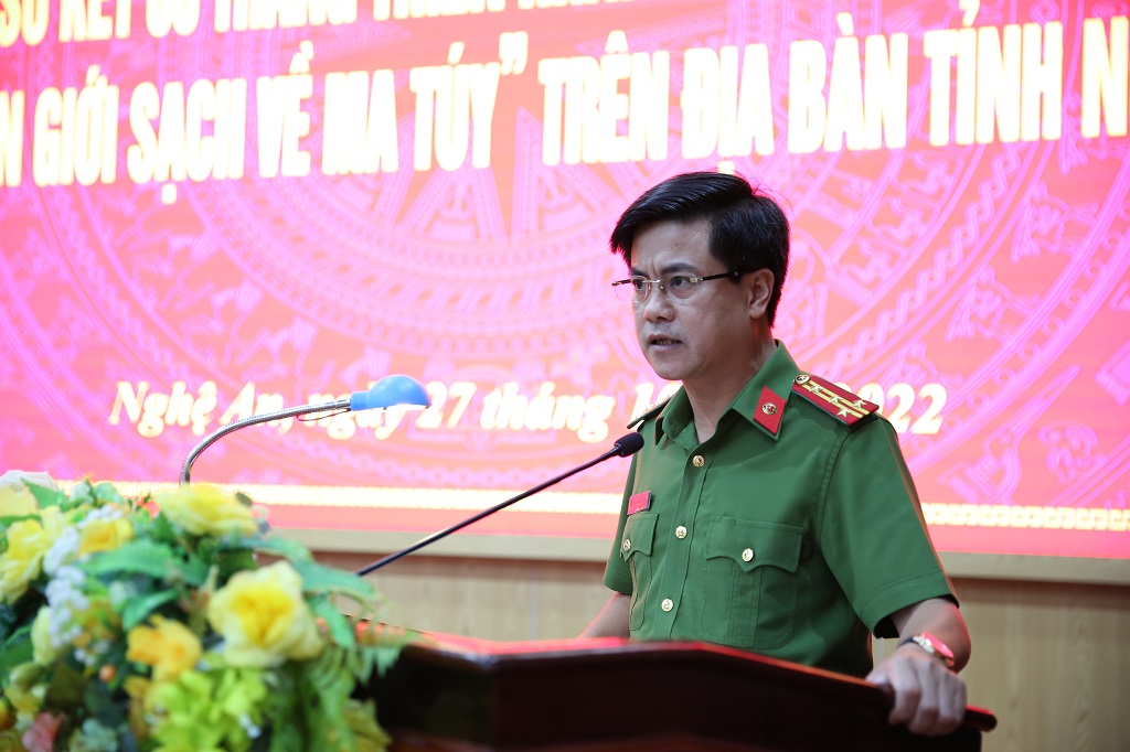 Đồng chí Đại tá Nguyễn Đức Hải, Phó Giám đốc Công an tỉnh báo cáo tóm tắt sơ kết 06 tháng triển khai thực hiện Đề án xây dựng “Xã biên giới sạch về ma túy” trên địa bàn tỉnh