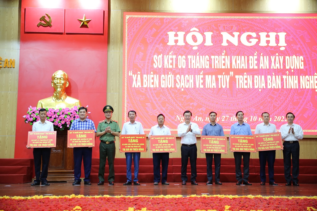 Trao tặng 100 nhà tình nghĩa của Chủ tịch nước CHXHCN Việt Nam tặng các trường hợp công dân là những người hết hạn tù, trở về địa phương tái hòa nhập cộng đồng, người cai nghiện thành công có hoàn cảnh đặc biệt khó khăn thuộc 06 huyện biên giới