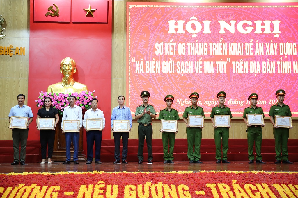Khen thưởng cho các tập thể, cá nhân có thành tích xuất sắc trong triển khai thực hiện Đề án xây dựng “Xã biên giới sạch về ma túy”