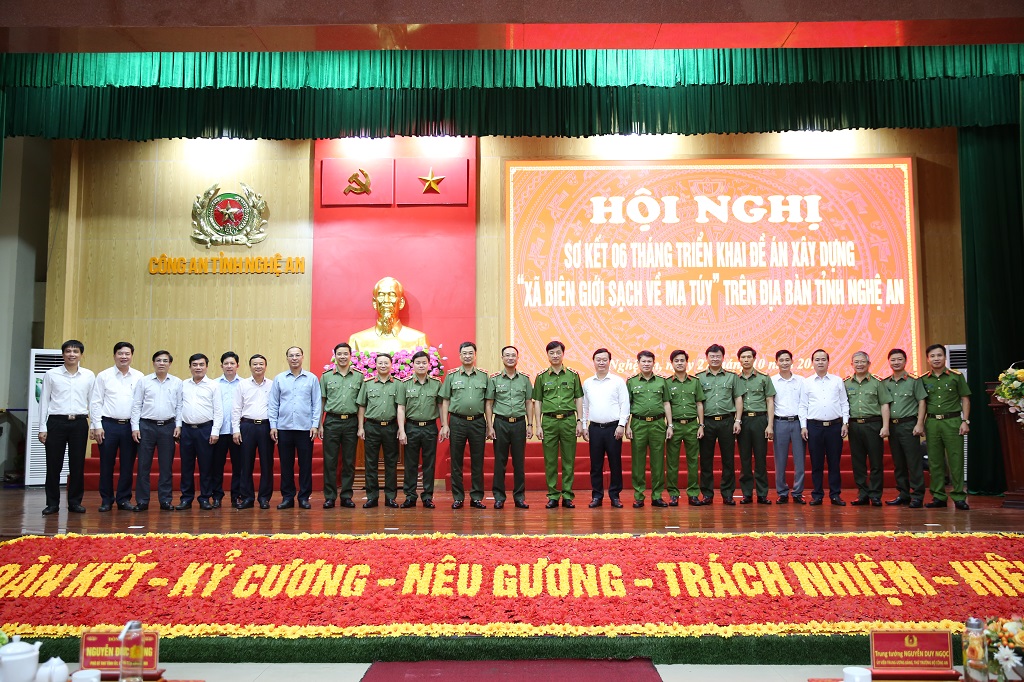 Các đại biểu tham dự hội nghị chụp hình lưu niệm
