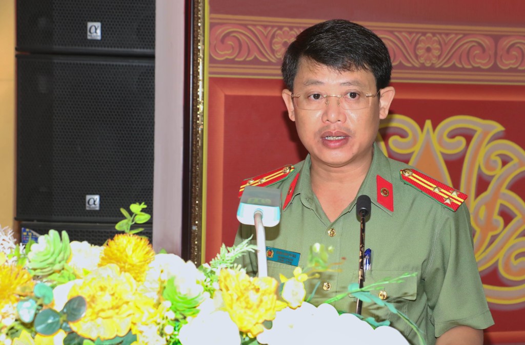 Trưởng phòng Tổ chức cán bộ công bố các Quyết định của Giám đốc Công an tỉnh về công tác cán bộ