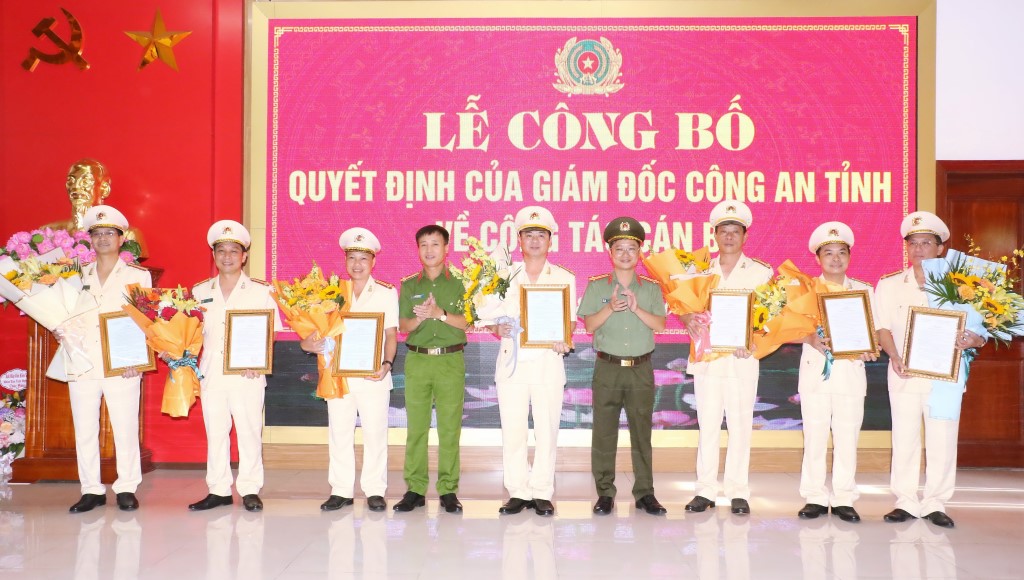 Thay mặt Ban Thường vụ Đảng ủy, đồng chí Đại tá Nguyễn Duy Thanh và đồng chí Thượng tá Trần Ngọc Tuấn, Phó Giám đốc Công an tỉnh tặng hoa chúc mừng các đồng chí được điều động, bổ nhiệm