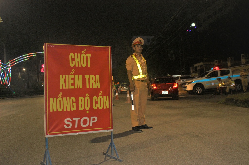 Một chốt kiểm tra nồng độ cồn được lực lượng chức năng lập trên đường trên Đại lộ Lê Nin