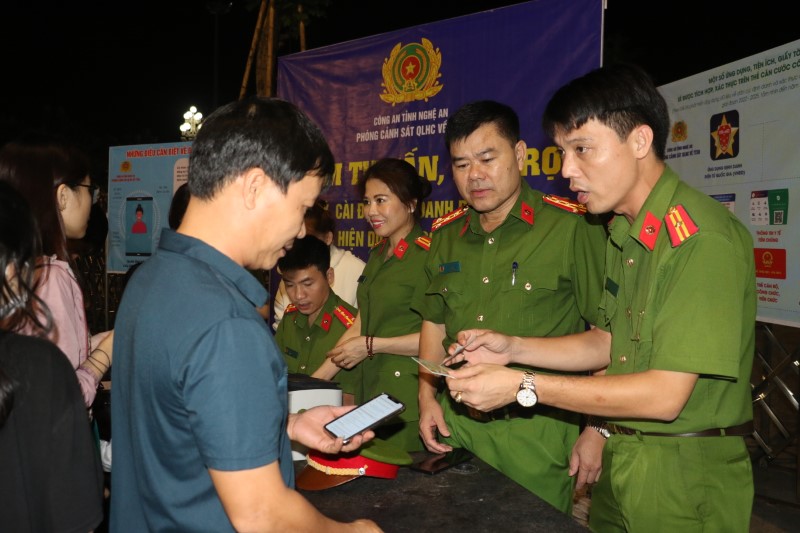 Người dân được hỗ trợ hướng dẫn làm các thủ tục