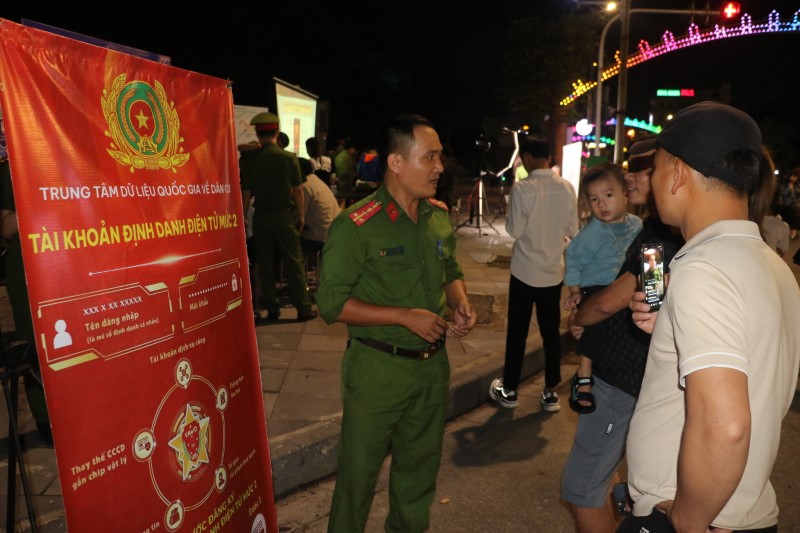 Ngoài tư vấn hướng dẫn cài đặt, người dân cũng được phát tờ rơi tận tay về quy trình đăng ký cài đặt Định danh điện tử trên điện thoại smartphone