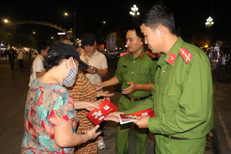 Ngoài tư vấn hướng dẫn cài đặt, người dân cũng được phát tờ rơi tận tay về quy trình đăng ký cài đặt Định danh điện tử trên điện thoại smartphone
