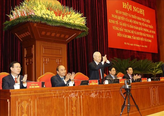 Tổng Bí thư Nguyễn Phú Trọng; Chủ tịch nước Nguyễn Xuân Phúc; Thủ tướng Phạm Minh Chính; Chủ tịch Quốc hội Vương Đình Huệ và Thường trực Ban Bí thư Võ Văn Thưởng chủ trì Hội nghị. Ảnh: TTXVN