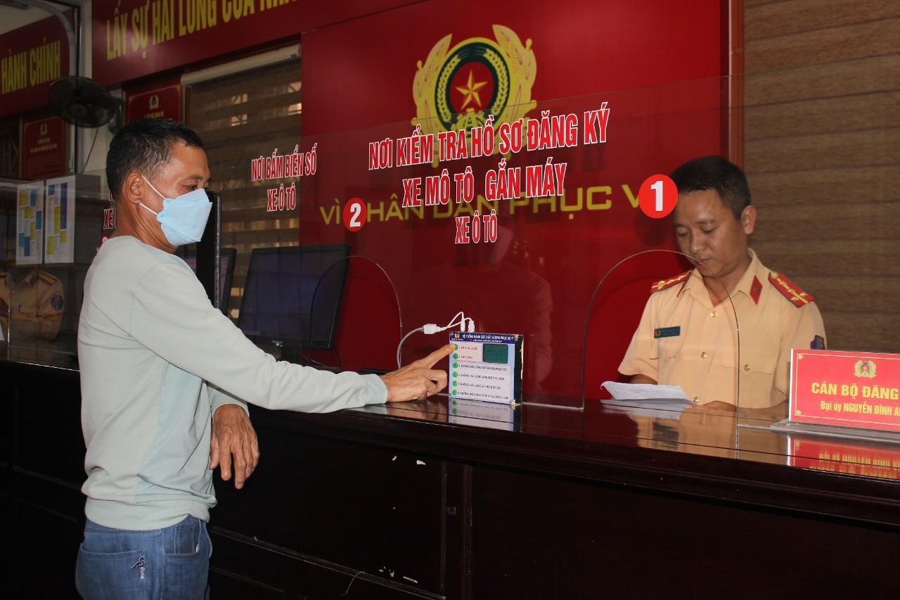 Người dân đánh giá mực độ hài lòng tại Bộ phận một cửa Công an cấp huyện