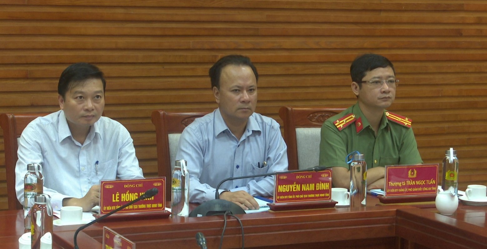 Tại điểm cầu Nghệ An có đồng chí Lê Hồng Vinh - Ủy viên Ban Thường vụ Tỉnh ủy, Phó Chủ tịch Thường trực UBND tỉnh, đồng chí Nguyễn Nam Đình - Ủy viên Ban Thường vụ Tỉnh ủy, Phó Chủ tịch HĐND tỉnh, đồng chí Thượng tá Trần Ngọc Tuấn - Phó Giám đốc Công an tỉnh cùng chủ trì Hội nghị