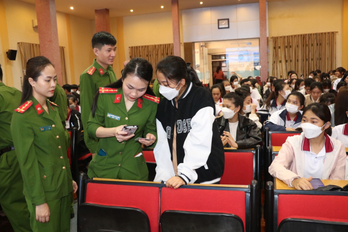 Tuyên truyền phố biến pháp luật và hướng dẫn cài đặt tài khoản định danh điện tử cho sinh viên