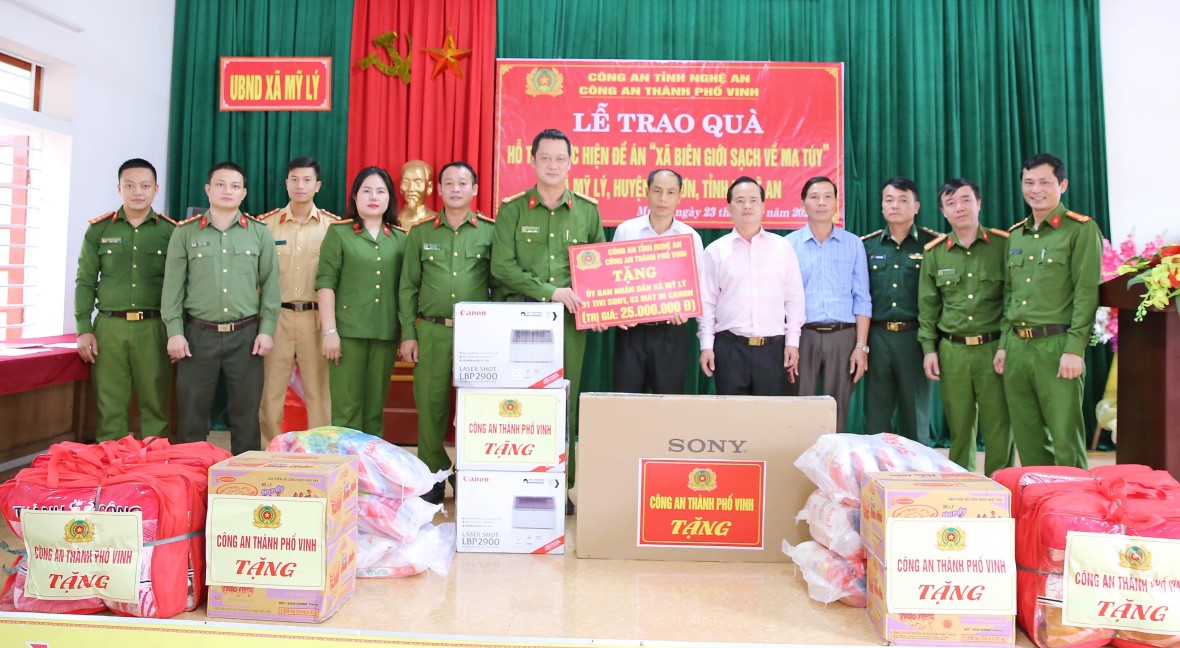 Công an thành phố Vinh hỗ trợ hơn 170 triệu đồng thực hiện Đề án 'Xã biên giới sạch về ma túy' tại huyện Kỳ Sơn