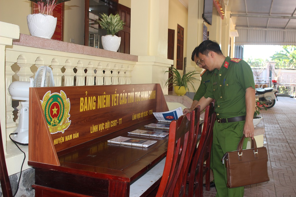 Các đại biểu tham quan Bộ phận một cửa Công an cấp huyện kiểu mẫu tại Công an huyện Nam Đàn