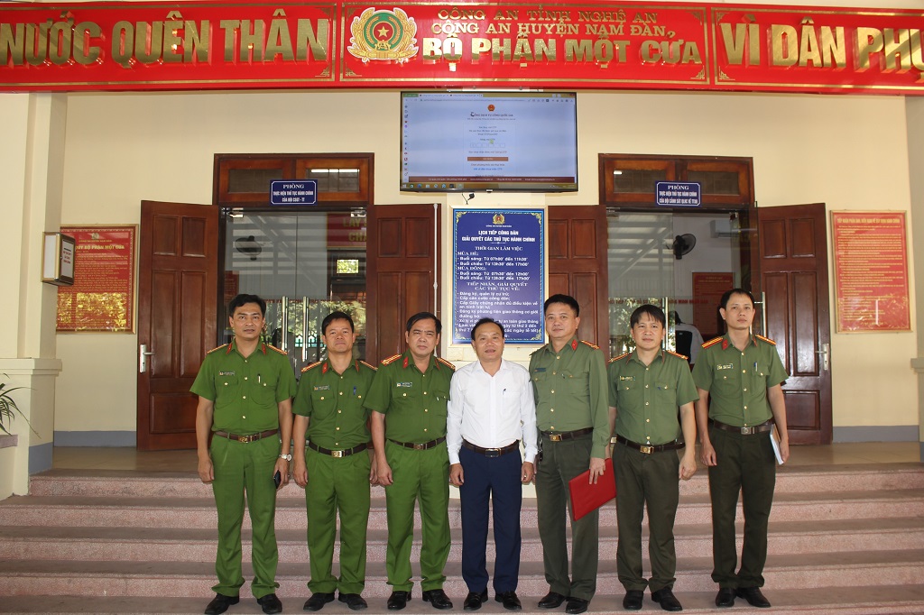 Các đai biểu chụp hình lưu niệm tại Bộ phận một cửa Công an huyện Nam Đàn