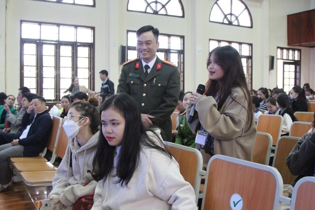 Tại chương trình, cán bộ, giảng viên, sinh viên đã được nghe tuyên truyền về Đề án 06, phần mềm VNeID là gì, hướng dẫn sử dụng VNeID dễ dàng như thế nào?