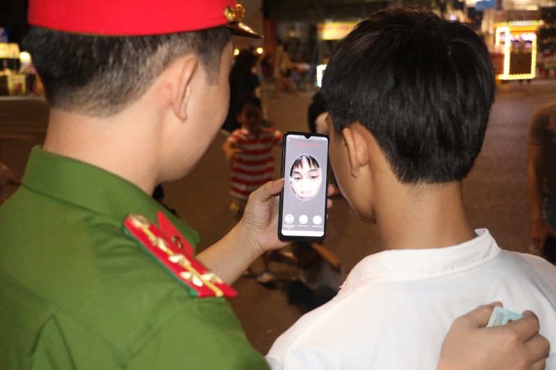 Lực lượng Cảnh sát Quản lý hành chính về trật tự xã hội Công an tỉnh tổ chức điểm tư vấn, hỗ trợ, hướng dẫn người dân cài đặt, kích hoạt định danh điện tử trên điện thoại tại nơi công cộng