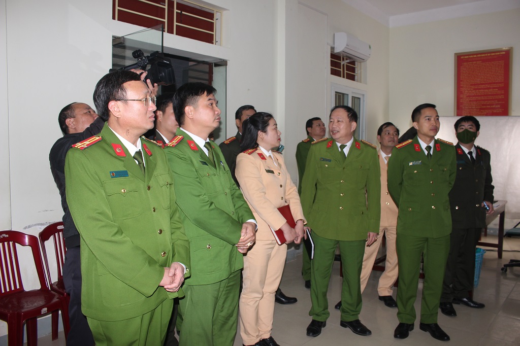 Các đại biểu tham quan Bộ phận một cửa Công an cấp huyện kiểu mẫu tại Công an huyện Yên Thành