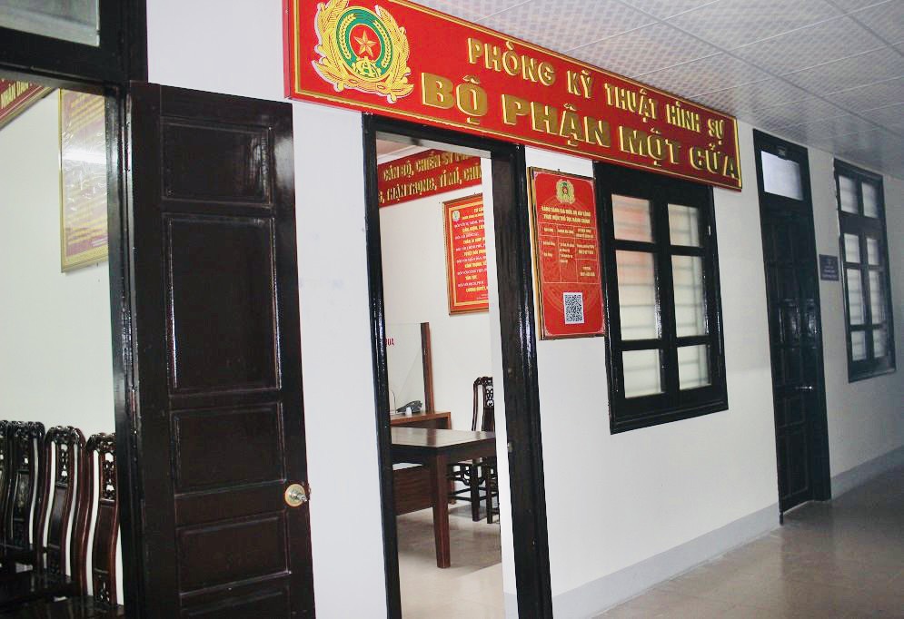 Các đại biểu tham quan mô hình “Bộ phận một cửa” tại Phòng Kỹ thuật hình sự