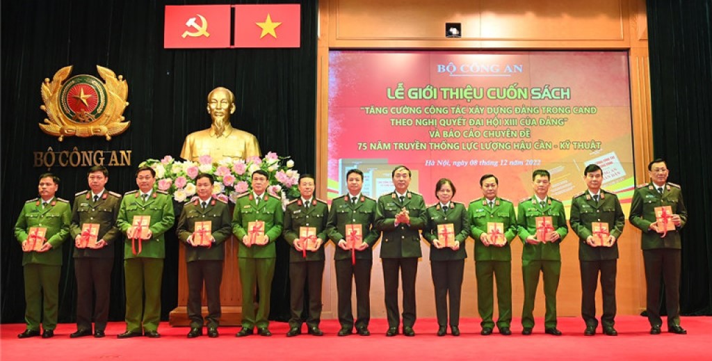 Thứ trưởng Trần Quốc Tỏ trao cuốn sách tặng đại diện các đơn vị thuộc Bộ Cuốn sách