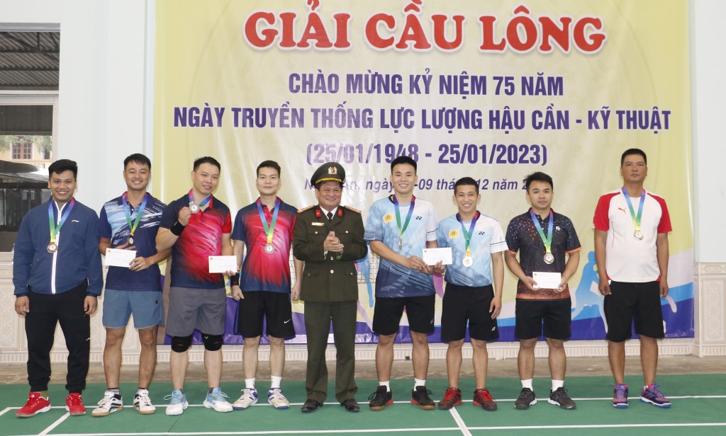 Các đồng chí lãnh đạo Phòng Công tác đảng và công tác chính trị, Phòng Hậu cần trao giải Nhất, Nhì, Ba cho nội dung đôi nam, nữ, đôi nam nữ 
