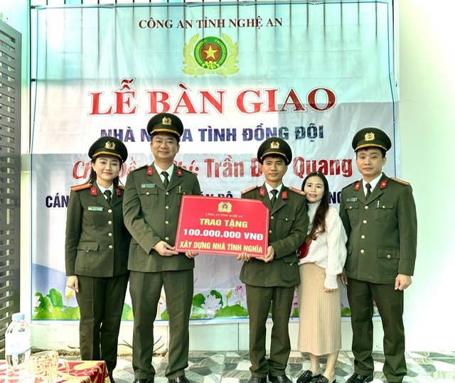 Bàn giao 'Nhà nghĩa tình đồng đội'