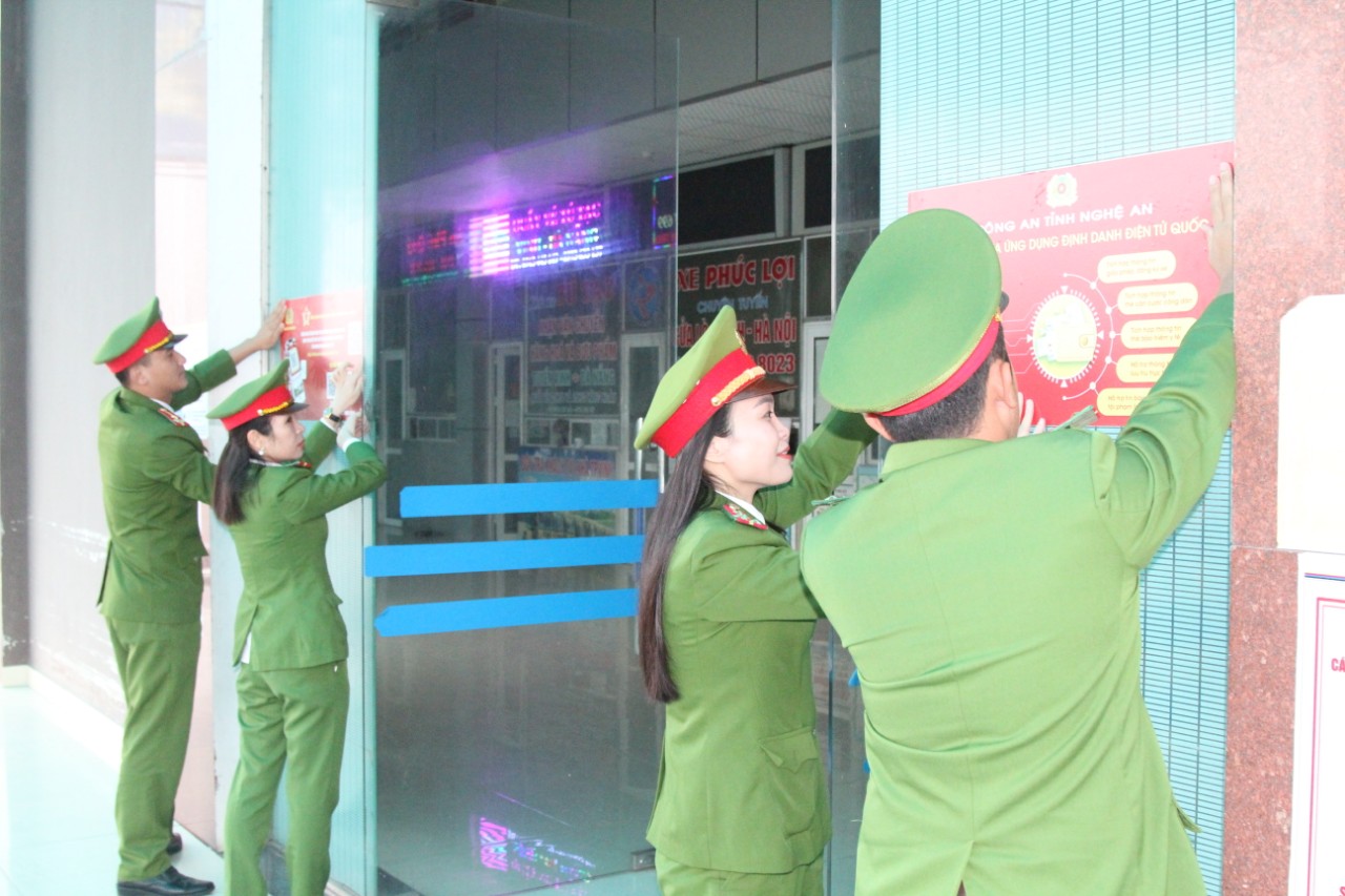 Niêm yết tờ rơi tuyên truyền Đề án 06 tại Bến xe Bắc Vinh