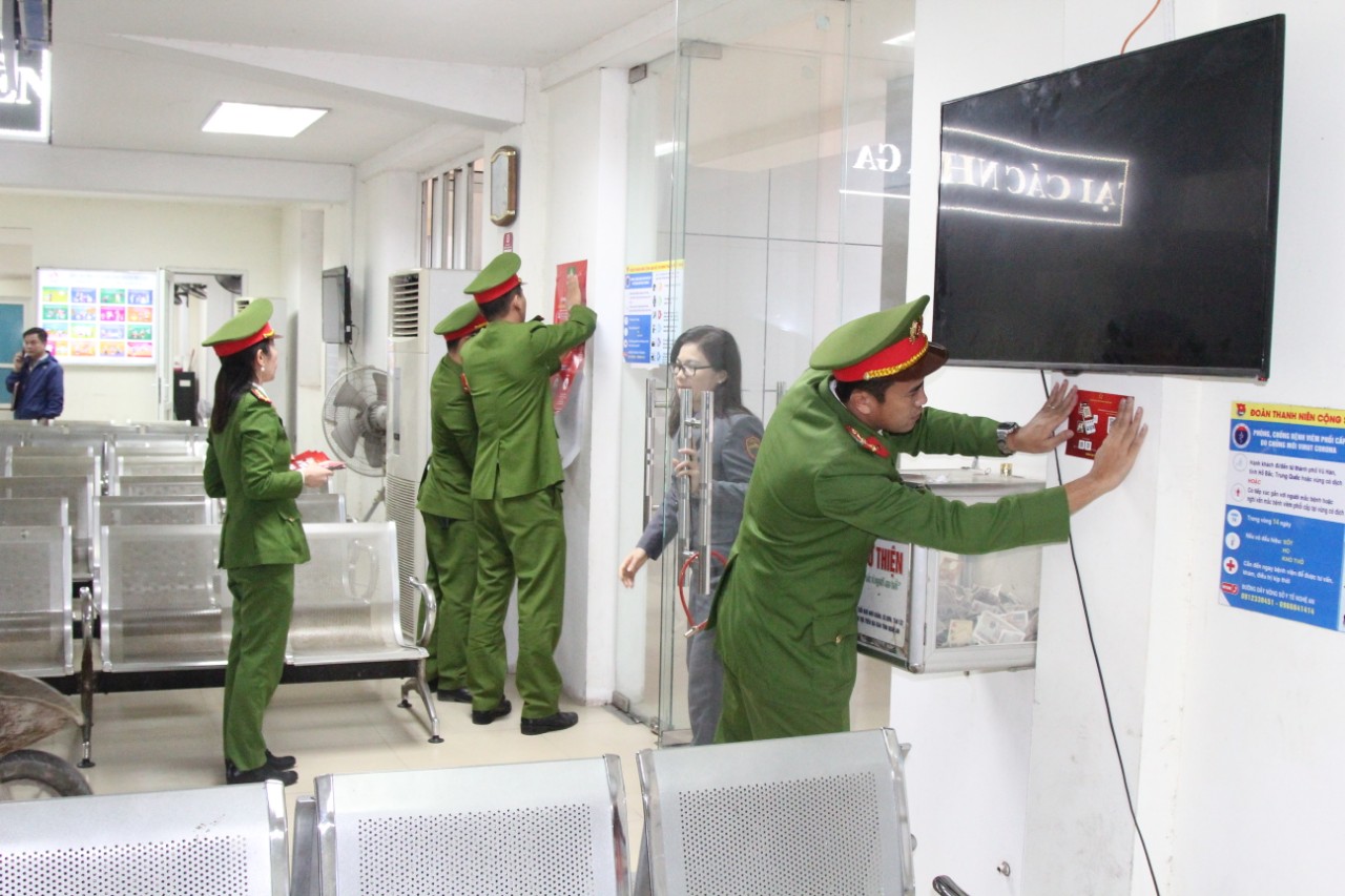 Niêm yết tờ rơi về Đề án 06 tại Ga Vinh