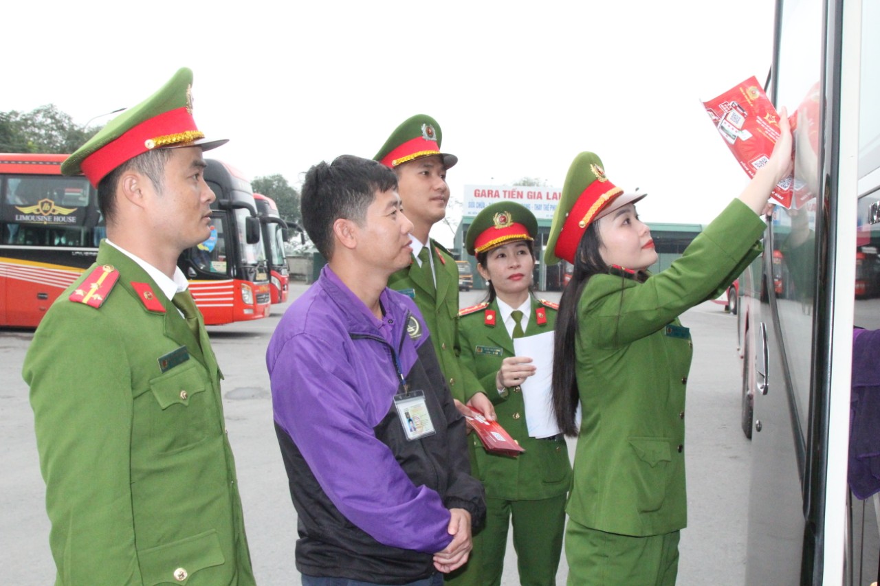 Dán tờ rơi về Đề án 06 trên xe khách liên tỉnh