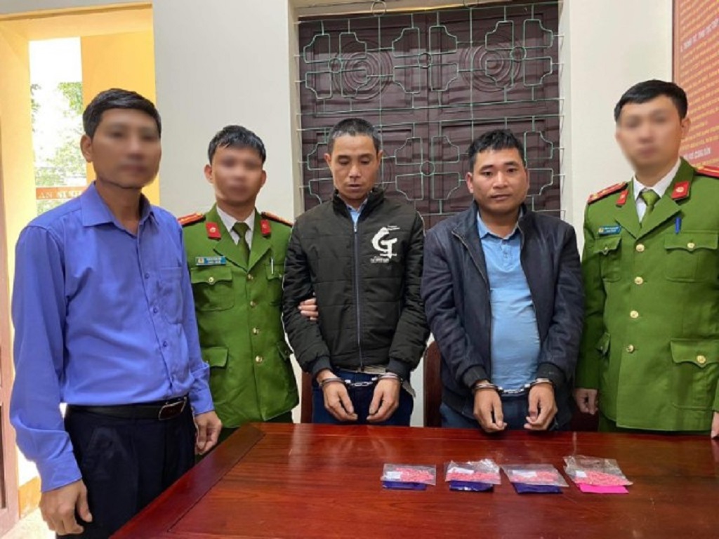Công an huyện Quế Phong bắt 02 đối tượng về hành vi mua bán trái phép chất ma tuý